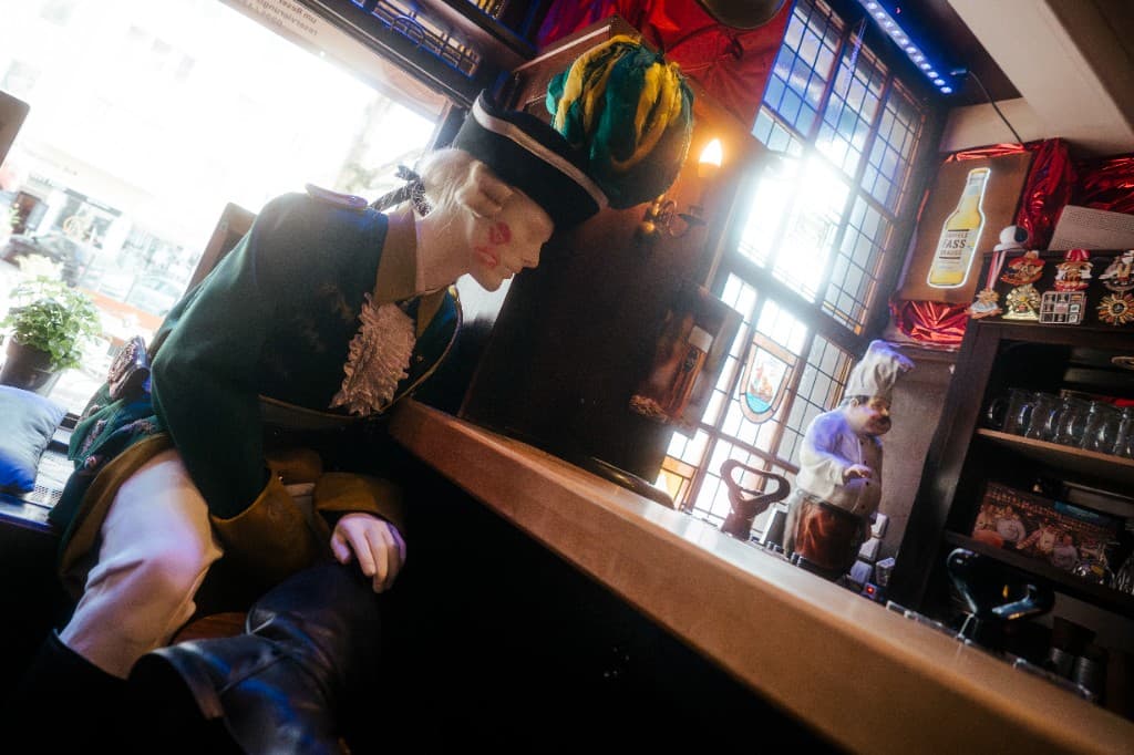 Mannequin an der Theke